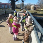Dzieci stoją przy barierce na mostku