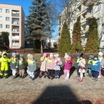 Dzieci stoją na chodniku