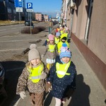Dzieci idą chodnikiem w parach