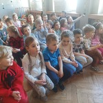 Dzieci czekają na spektakl
