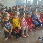 Dzieci oglądają przedstawienie