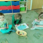 Dzieci przyklejają gotowe elementy