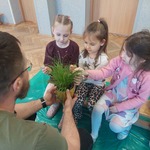 Dziewczynki dotykają rośliny