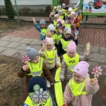 Dzieci trzymają papierowe kwiaty