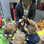 Dzieci dotykają pucharu 