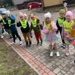 Dzieci machają i uśmiechają się do zdjęcia