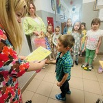 Pani Dyrektor wręcza chłopcu dyplom i nagrodę