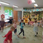 Dzieci tańczą na dywanie