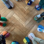 Zdjęcie stóp w kolorowych skarpetkach