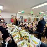 Stół wielkanocny, pani dyrektor przemawia do gości
