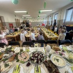 Stół oraz dzieci zasiadające do stołu