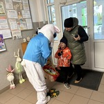 Królik częstuje dziecko i rodzica zdrową żelką
