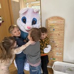 Dzieci przytulają królika