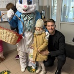 Dziewczynka z tatusiem robią zdjęcie z królikiem