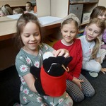 Dzieci trzymają pacynkę kotka