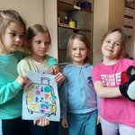 Dzieci pokazują wykonaną pracę