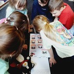 Dzieci oglądają miejsca charakterystyczne dla regionu podlasia