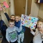 Dzieci pokazują laurkę, którą zrobiły na kotka Bof-ka