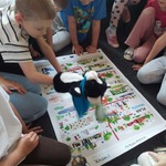 Pacynka kotka Bofka na tle ,,Miasta marzeń''