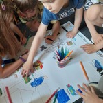 Dzieci wykonują wspólnie pracę