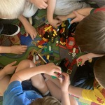 Dzieci tworzą konstrukcje z klocków