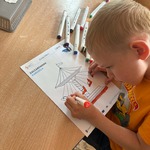 Chłopiec wykonuje kartę pracę 
