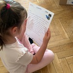 Dziewczynka trzyma list