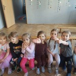 Dzieci siedzą na ławeczce