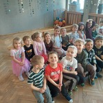 Dzieci uśmiechają się do zdjęcia