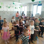 Dzieci tańczą taniec hula-hula