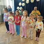 Dziewczynki stoją w naszyjnikach hawajskich