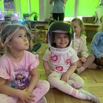 Dziewczynka przymierza hełm astronauty