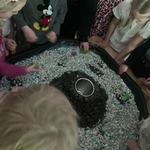 Dzieci przygotowują doświadczenie