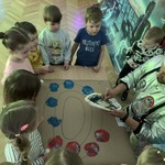 Dzieci stemplują kształty planet