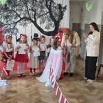 Pani dyrektor wręcza dziecku nagrodę i dyplom