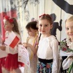 Zdjęcie dziewczynek biorących udział w konkursie