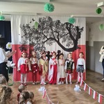 Zdjęcie dziewczynek w ubraniach patriotycznych