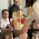 Nauczycielka rozdaje dzieciom flagi