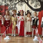 Dziewczynki w strojach patriotycznych