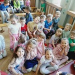 Dzieci uśmiechają się do zdjęcia