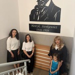 Pani Dyrektor, przedstawiciele rady rodziców oraz dziecko podczas odsłonięcia Henryka Sienkiewicza