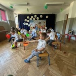 Chłopcy siedzą na krzesełkach