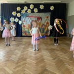 Dziewczynki tańczą z szarfami
