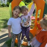 Dziewczynki siedzą na plastikowej zabawce terenowej