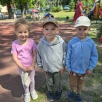 Dzieci uśmiechają się do zdjęcia