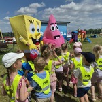 Dzieci z maskotką Spongeboba i Patryka