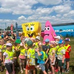 Dzieci z maskotką Spongeboba i Patryka
