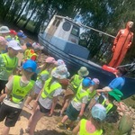 Dzieci oglądają statek