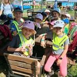 Dzieci siedzą przy stolikach