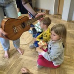 Dziewczynka ogląda banjo